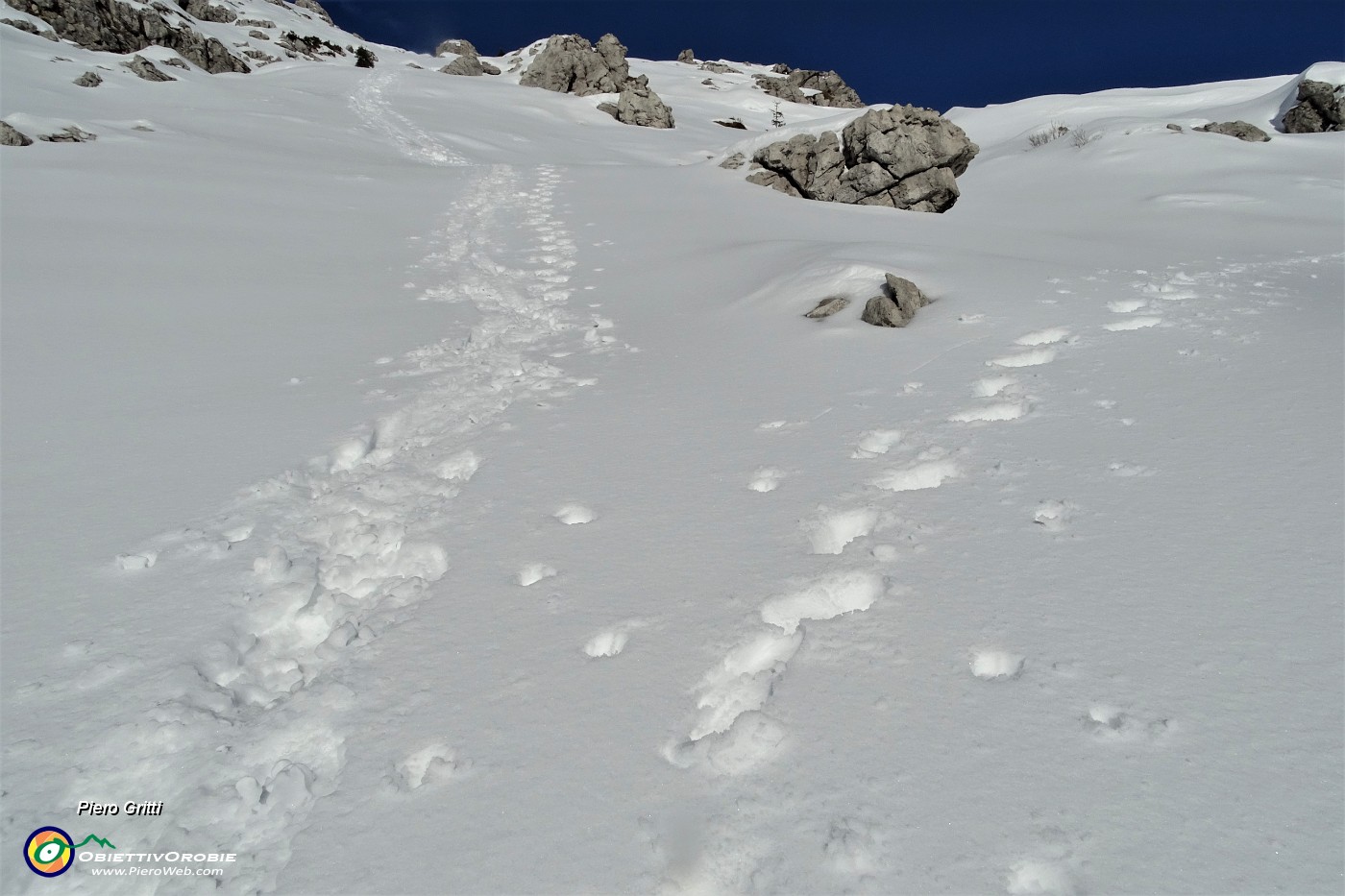 41 Proseguo in ripida salita su traccia a sx, quella di dx va al Passo ''La forca'.JPG
